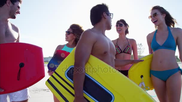 Homens e mulheres com bodyboards na praia — Vídeo de Stock