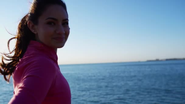 Kadın fitness için akıllı saat takan — Stok video