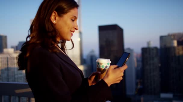 Mujer de negocios utilizando la tecnología de teléfonos inteligentes — Vídeos de Stock