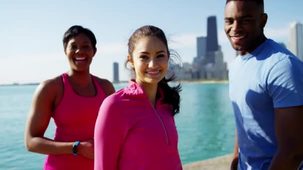 Frauen und Männer ruhen sich nach dem Cardio-Training aus — Stockvideo