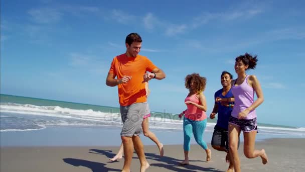維持する友人に合うジョギング — ストック動画
