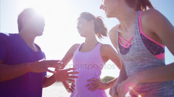 Amigos entrenando en la playa — Vídeos de Stock