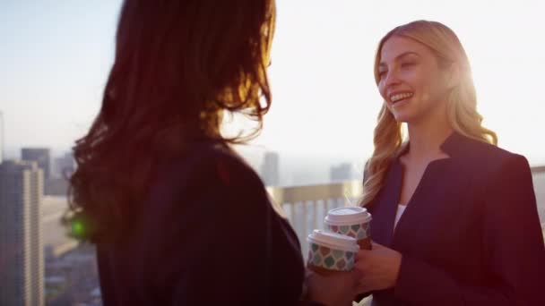 Zakelijke vrouwen drinken koffie — Stockvideo