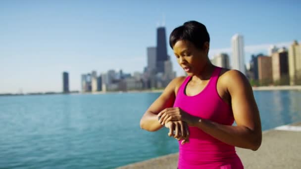 Kobieta korzystająca z inteligentnego zegarka — Wideo stockowe