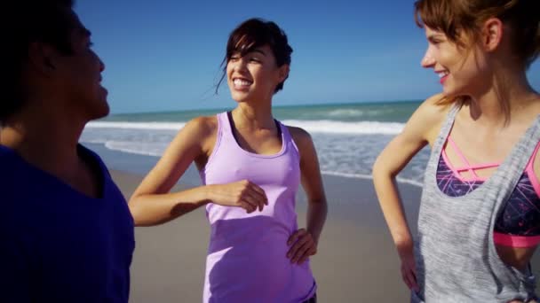 Pessoas desfrutando de tempo na praia — Vídeo de Stock