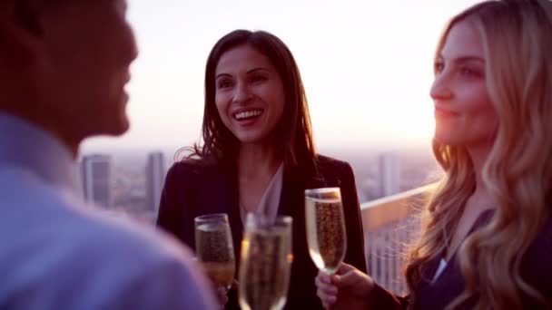 Zakelijke team roosteren met champagne — Stockvideo