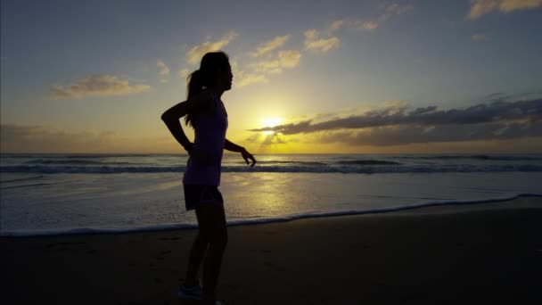 Girl doing cardio training — Stock Video