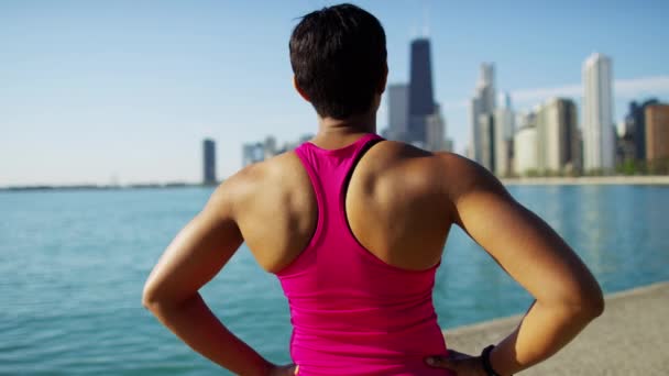 Descanso feminino após o treino — Vídeo de Stock