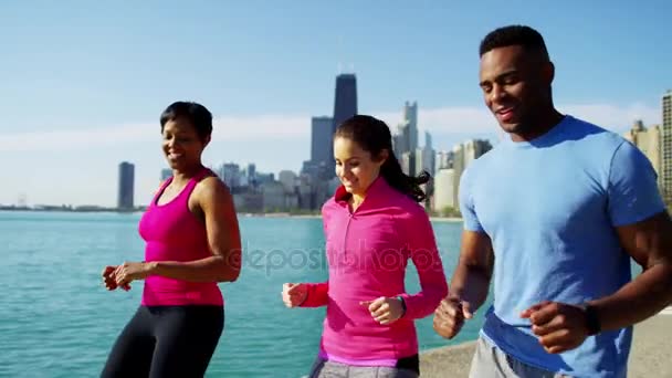 Frauen und Männer tragen smarte Uhren zum Laufen — Stockvideo