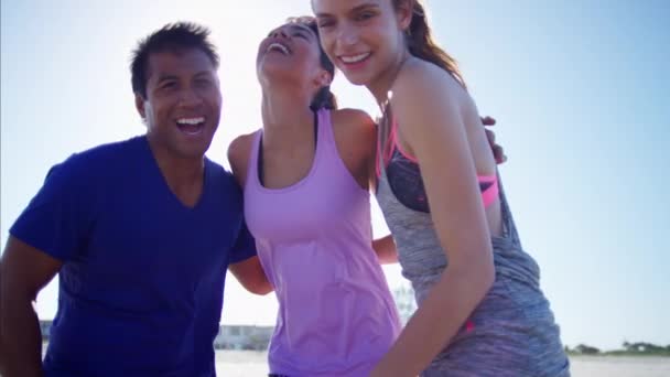 Studenten entspannen sich am Strand — Stockvideo