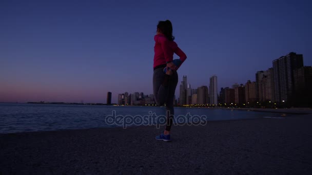 Alongamento feminino após o cardio — Vídeo de Stock