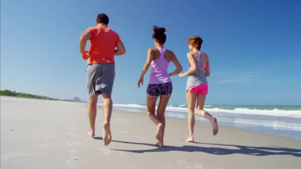 People running on the beach — Stock Video