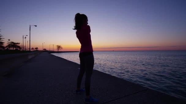 女性做健身拉伸 — 图库视频影像