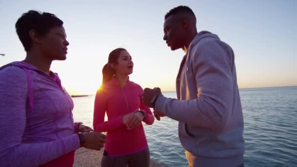 Fêmeas e machos descansando após o cardio — Vídeo de Stock