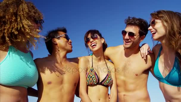 Lidé na dovolené na pláži — Stock video