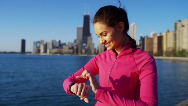 Женщина делает разминку упражнения — стоковое видео