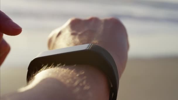 Pols met wearable technologie voor cardio — Stockvideo