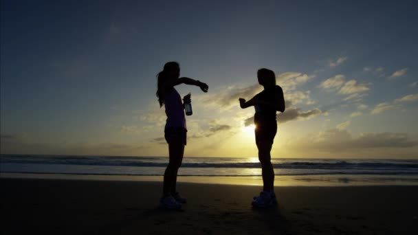 Amigos con relojes deportivos para fitness — Vídeo de stock