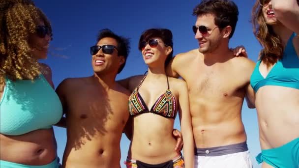 Les hommes et les femmes s'amuser sur la plage — Video