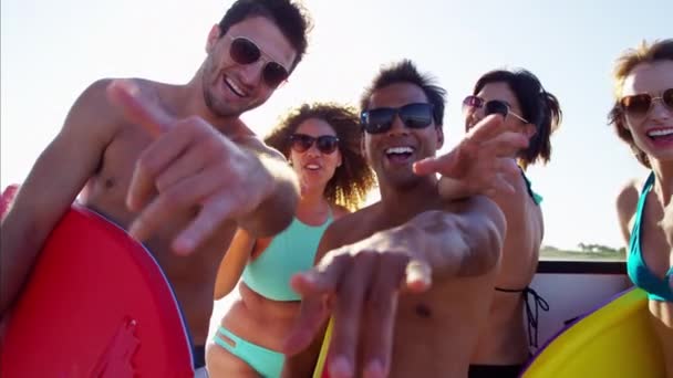 Vänner med bodyboards njuter av stranden — Stockvideo