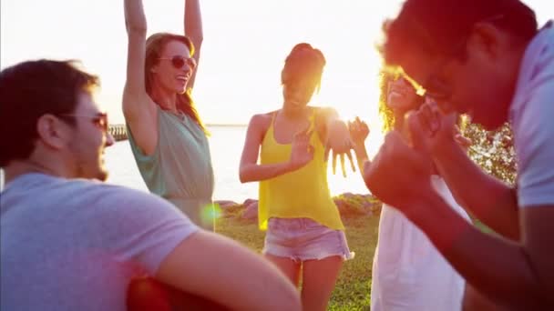 Studenten plezier op feestje — Stockvideo