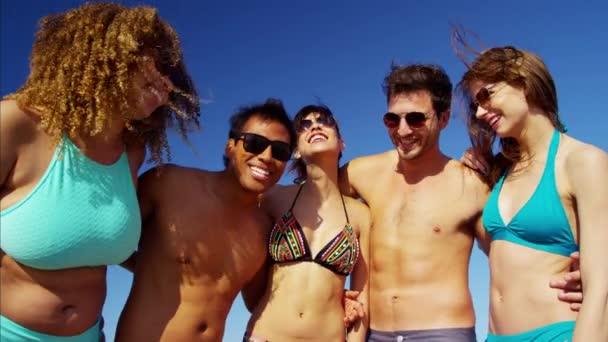 Freunde amüsieren sich am Strand — Stockvideo