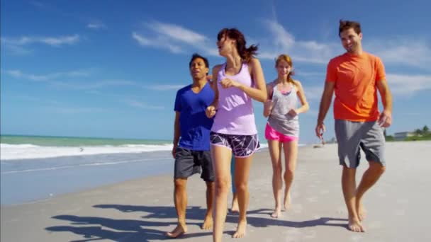 Přátel udržet fit vedle oceánu — Stock video