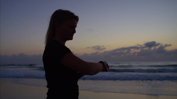 Девушка с отъёмными технологиями на пляже — стоковое видео