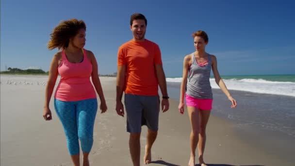 Masculino e feminino caminhando na praia — Vídeo de Stock