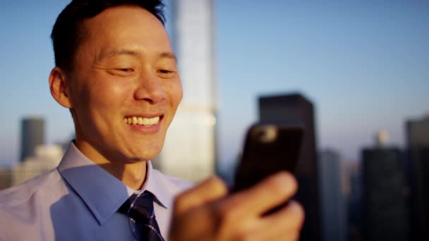 Hombre de negocios usando tecnología de teléfonos inteligentes — Vídeo de stock