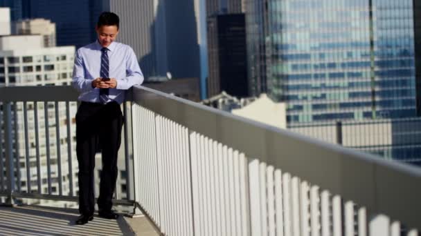 Hombre de negocios utilizando tecnología móvil — Vídeos de Stock