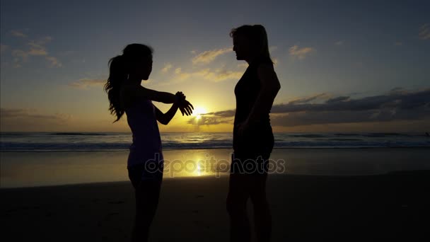 Mujeres en la playa descansando — Vídeos de Stock