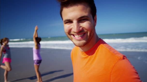 Homem relaxante na praia — Vídeo de Stock