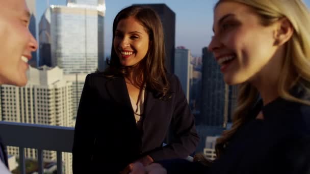 Reunião da equipe de gestão no telhado — Vídeo de Stock