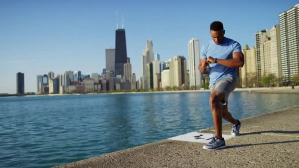 Manliga stretching med smart Watch-klocka — Stockvideo