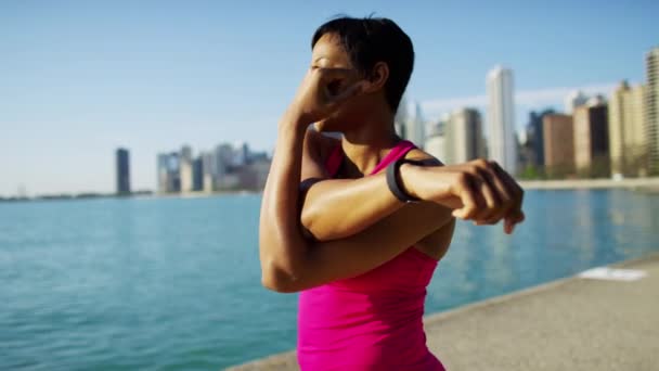 Kvinna som stretching efter träning — Stockvideo