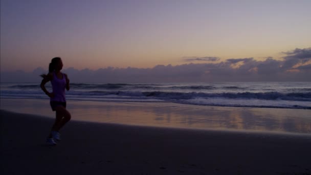Женщина делает кардио на пляже — стоковое видео