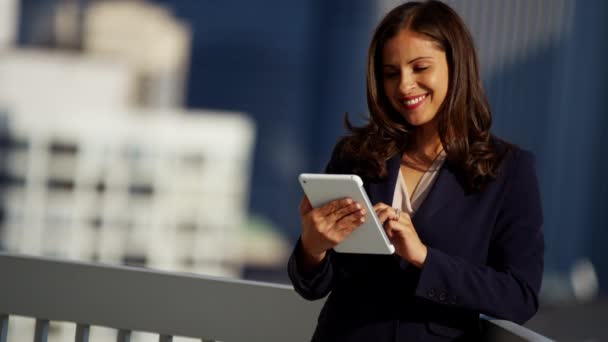 Mujer de negocios utilizando la aplicación de negocios — Vídeo de stock