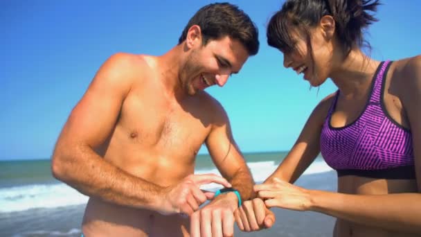 Пара проверяет умные часы после фитнеса — стоковое видео