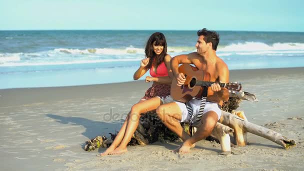 Pareja tocando la guitarra — Vídeo de stock