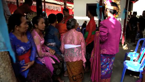 Balinese bruid en bruidegom voldoen aan gasten — Stockvideo