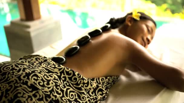 Mädchen mit heißen Steinen mit Massage — Stockvideo