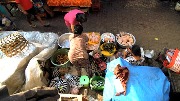 Personnes achetant du poulet frais — Video