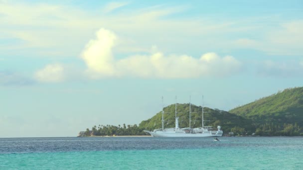 Navio de cruzeiro que navega de Bora Bora — Vídeo de Stock