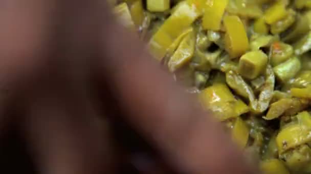 Míchejte, smažené zeleninové jídlo vaření v wok — Stock video