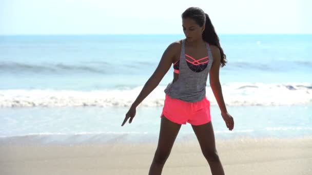 女性のビーチでストレッチ — ストック動画
