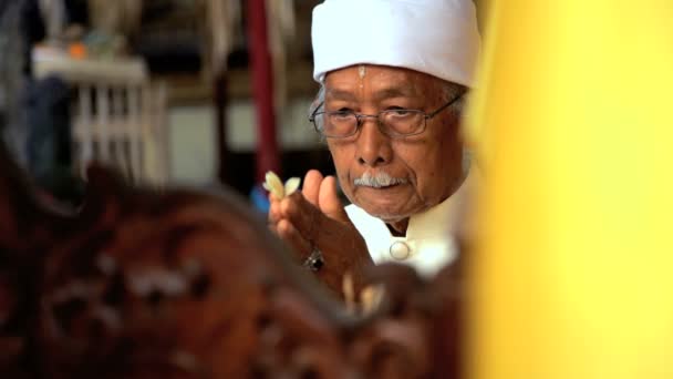 Balinese priester aan alter — Stockvideo