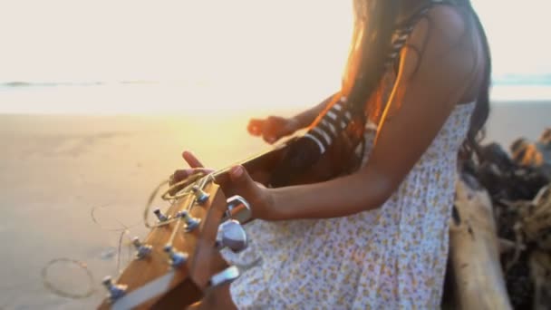 Γυναίκα που παίζει κιθάρα — Αρχείο Βίντεο