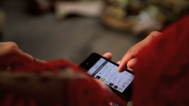 Teléfono inteligente utilizado por Balinese femal — Vídeos de Stock