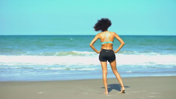 Femme faisant de l'exercice d'étirement — Video